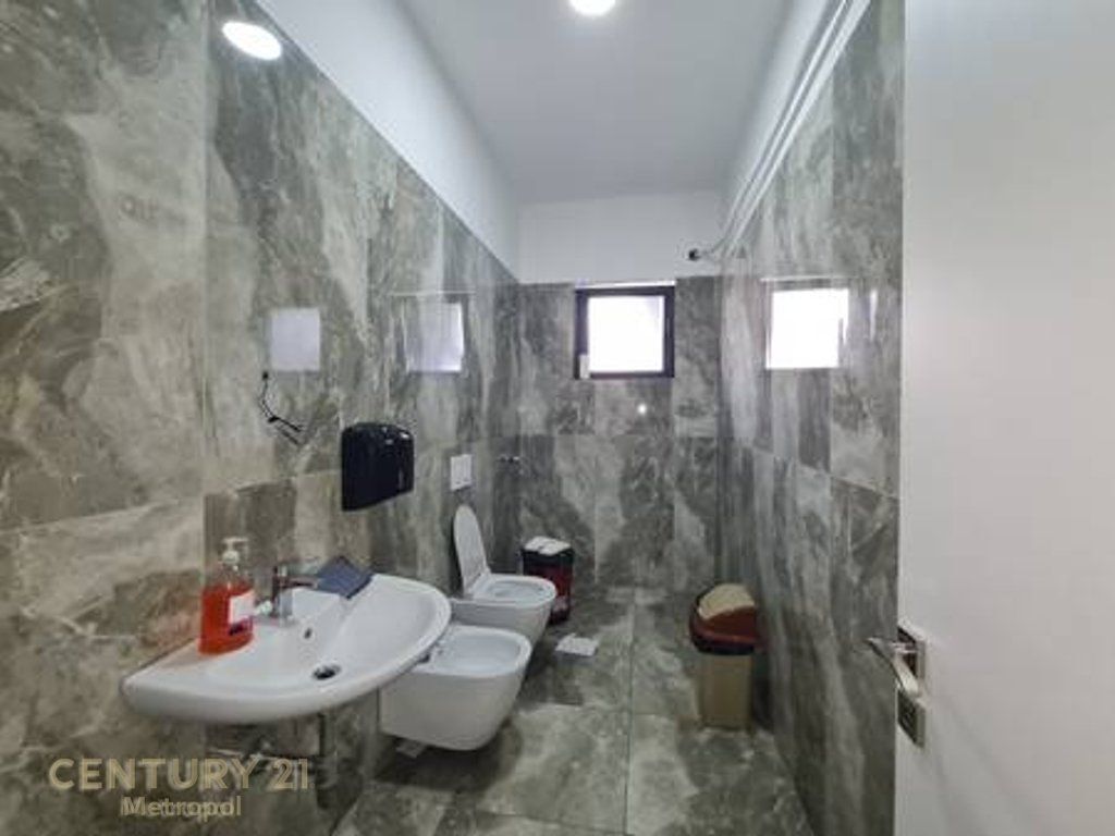 I OFFER COMMERCIAL SPACE FOR RENT 400m, ASTIR!