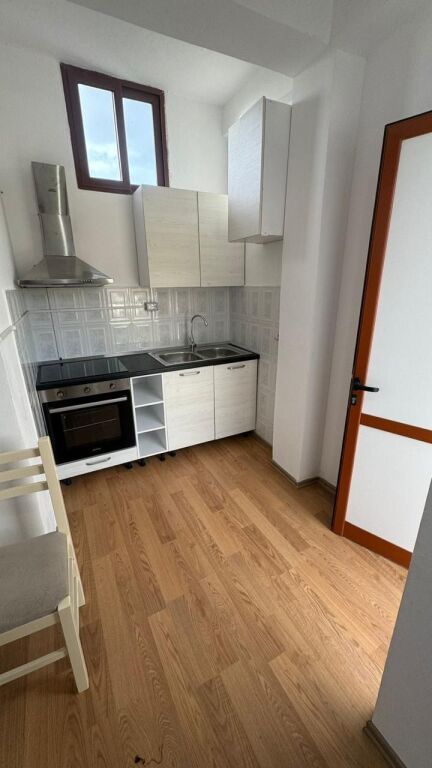 Jepet me qira shtëpi private dy-katëshe, e ndodhur rreth 500 metra vijë ajrore nga Lungomare.