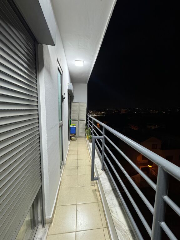 Jepet me qira 2+1 Komuna e Parisit rr.Robert Shvarc 650 mije leke