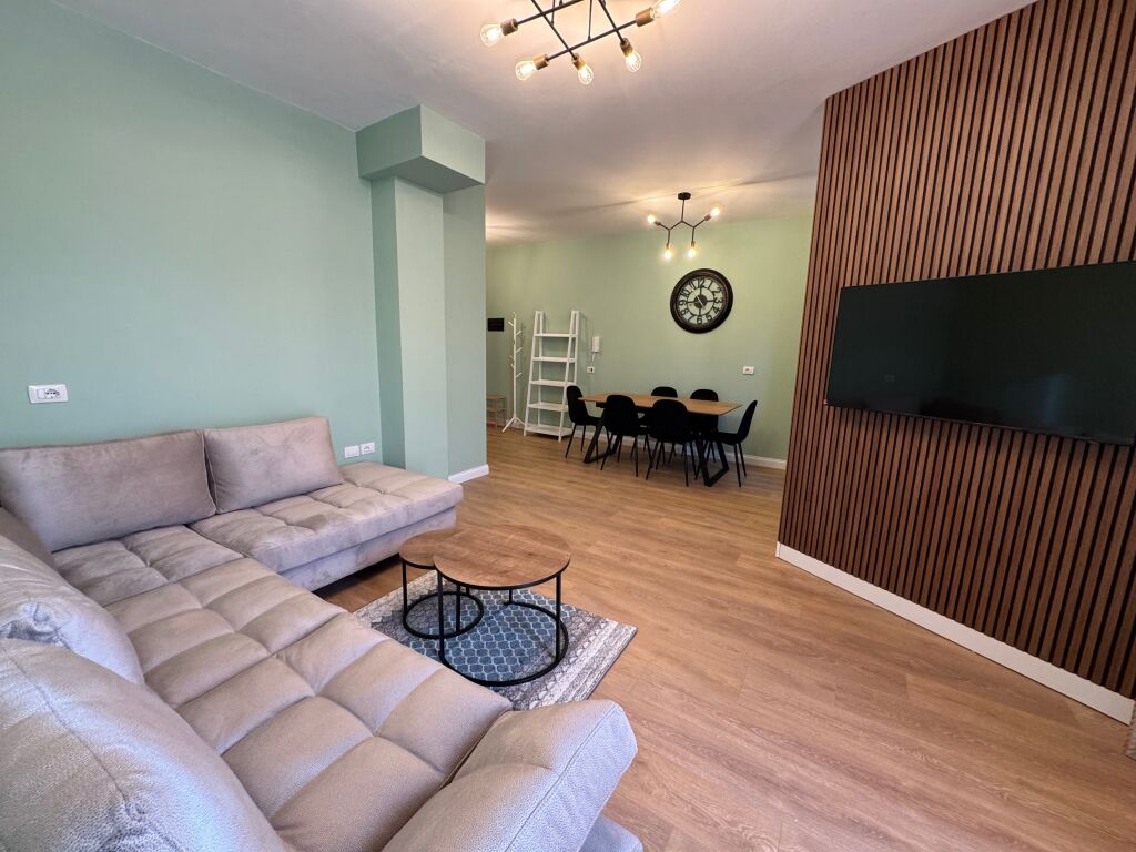 Jepet me qira super duplex 3+1+2 + 2 poste parkimi 📍 Kompleksi FZ – Liqeni i Thatë  Apartament super duplex i pozicionuar në katin e 5-të dhe 6-të, në pallat të ri me ashensor. 📐 Ambient shumë i mirëorganizuar, modern dhe funksional.  🔹 Tipologjia: 3 dhoma gjumi + sallon + kuzhinë + 2 tualete 🔹 Poste parkimi: 2 🔹 Gjendja: I sapoarredurar, i pabanuar më parë 🔹 Pallat i ri, ndërtim cilësor 🔹 Zona: Rezidenciale, e qetë dhe shumë e kërkuar  💶 Çmimi: 1500 € / muaj  📞 Ideal për familje ose profesionistë që kërkojnë komoditet dhe cilësi jetese.