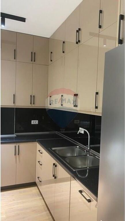 Apartament me qira, Shkolla e Kuqe