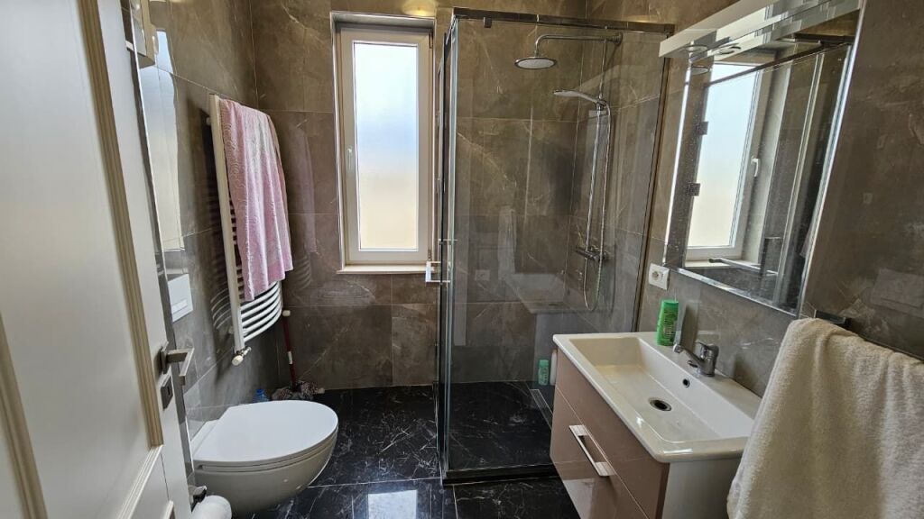 Apartament 2+1+2+Verande per Shitje, Kinostudio, perballe Ministrise se Kultures!