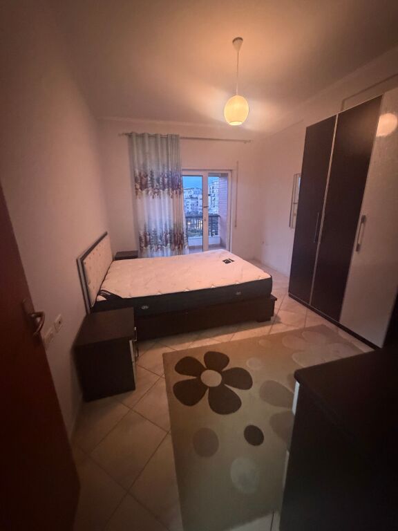 2+1,arredato vicino allo zoo,giardino vicino al bar la fontana,prezzo 600 mila leke