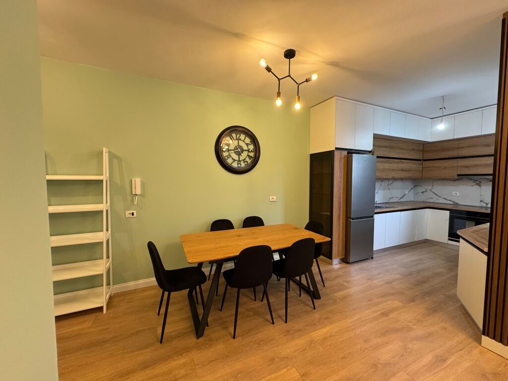 Jepet me qira super duplex 3+1+2 + 2 poste parkimi 📍 Kompleksi FZ – Liqeni i Thatë  Apartament super duplex i pozicionuar në katin e 5-të dhe 6-të, në pallat të ri me ashensor. 📐 Ambient shumë i mirëorganizuar, modern dhe funksional.  🔹 Tipologjia: 3 dhoma gjumi + sallon + kuzhinë + 2 tualete 🔹 Poste parkimi: 2 🔹 Gjendja: I sapoarredurar, i pabanuar më parë 🔹 Pallat i ri, ndërtim cilësor 🔹 Zona: Rezidenciale, e qetë dhe shumë e kërkuar  💶 Çmimi: 1500 € / muaj  📞 Ideal për familje ose profesionistë që kërkojnë komoditet dhe cilësi jetese.