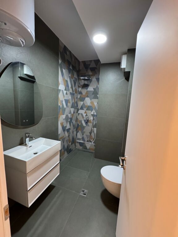 Jepet me qira super duplex 3+1+2 + 2 poste parkimi 📍 Kompleksi FZ – Liqeni i Thatë  Apartament super duplex i pozicionuar në katin e 5-të dhe 6-të, në pallat të ri me ashensor. 📐 Ambient shumë i mirëorganizuar, modern dhe funksional.  🔹 Tipologjia: 3 dhoma gjumi + sallon + kuzhinë + 2 tualete 🔹 Poste parkimi: 2 🔹 Gjendja: I sapoarredurar, i pabanuar më parë 🔹 Pallat i ri, ndërtim cilësor 🔹 Zona: Rezidenciale, e qetë dhe shumë e kërkuar  💶 Çmimi: 1500 € / muaj  📞 Ideal për familje ose profesionistë që kërkojnë komoditet dhe cilësi jetese.