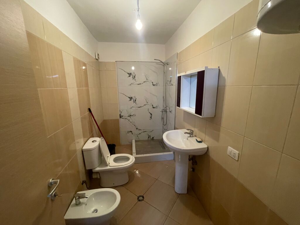 Jepet apartament 1+1 me qera tek liqeni i thatw