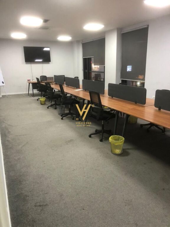 JEPET ZYRE 455 M2 ME QERA TE RRUGA HOXHA TAHSIM 5.000 EURO