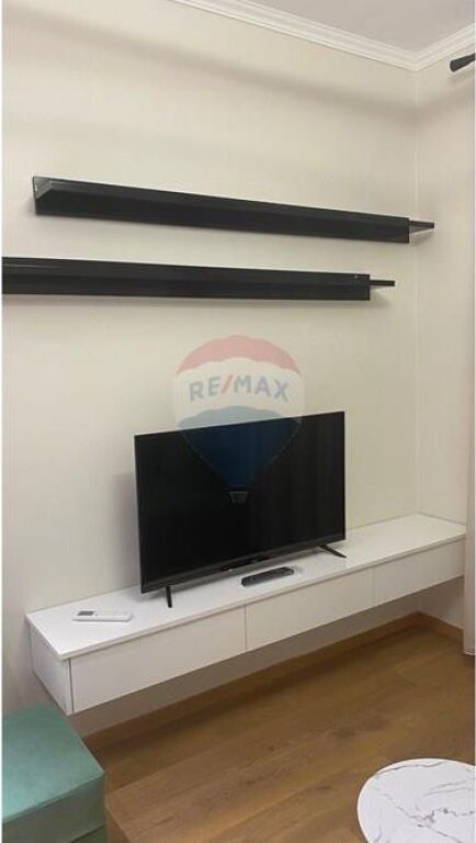 Apartament me qira, Shkolla e Kuqe