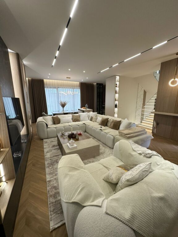 🏡 Vilë Rezidenciale – Vile Roses, Farkë