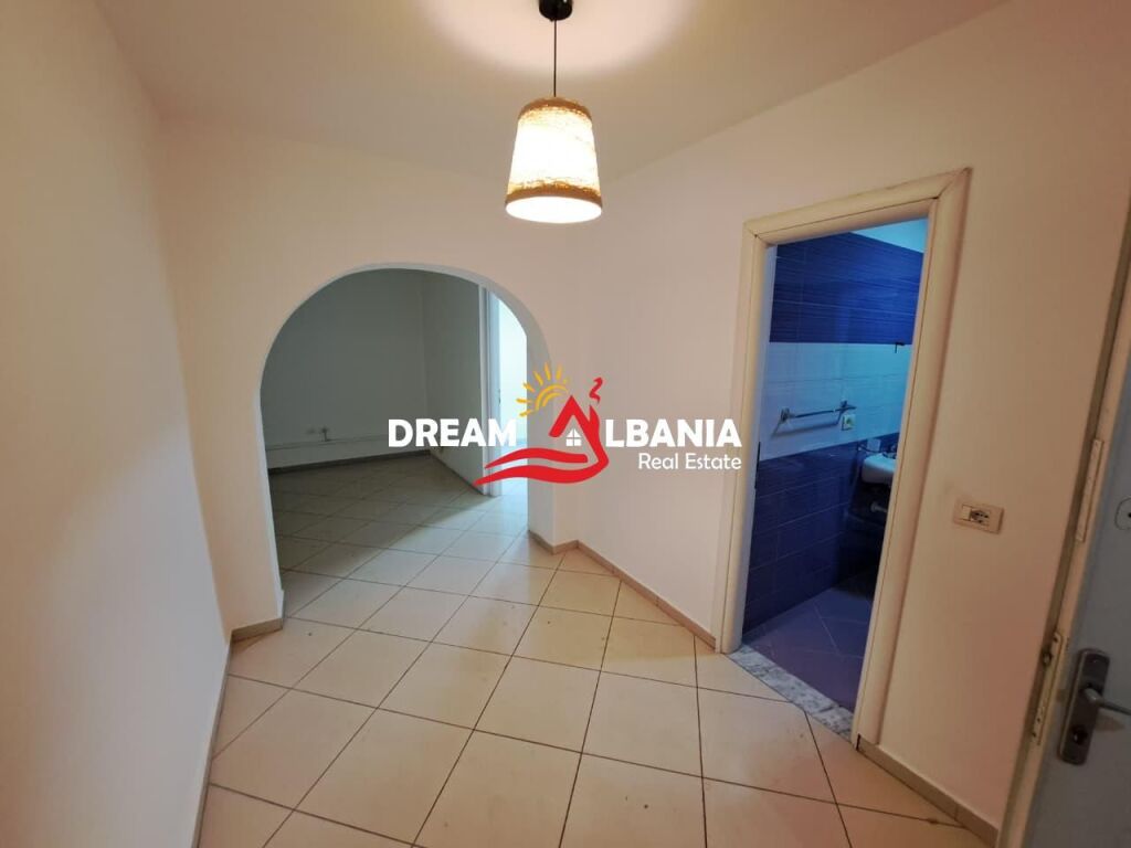 Ambient Biznesi/Zyre ne Shitje ne Zonen e Myslym Shyrit, prane Someg (ID 4161111)