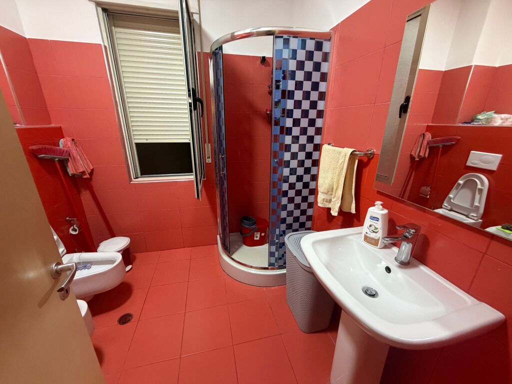 2+1,i mobiluar,rruga peti liqeni i thate,cmimi 650 euro me parkin