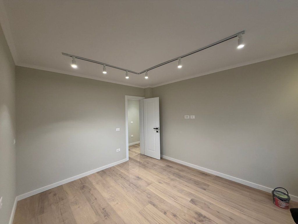 Appartamento 1+1 in vendita situato a 21 Dhjetori vicino all'incrocio.