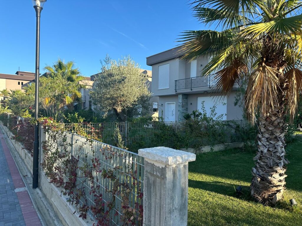 Vilë për Shitje Pranë Gjirit të Lalëzit