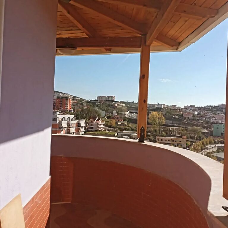 Shitet Apartament 2+1 +2+50m2 verande– Ish Uzina e Traktorëve