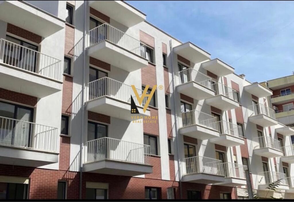 SHITET 3 POSTE PARKIMI NE PORCELAN 9.000.000 LEKE