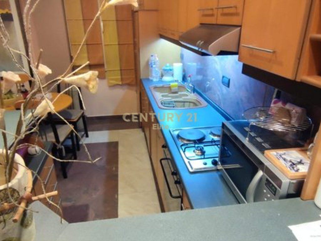 Jepet me qira apartament 2+1 ne Rrugen MYSLYM SHYRI, prane Drejtorise se Policise Tirane 750 € /Muaj