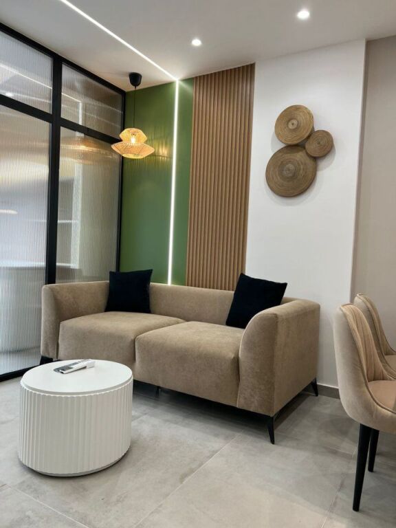 🏢Ne zonen e Laprakes,pak minuta larg Zojes se Keshillit te Mire jepet me qera apartament 2+1+post parkimi,i mobiluar 80,000Leke