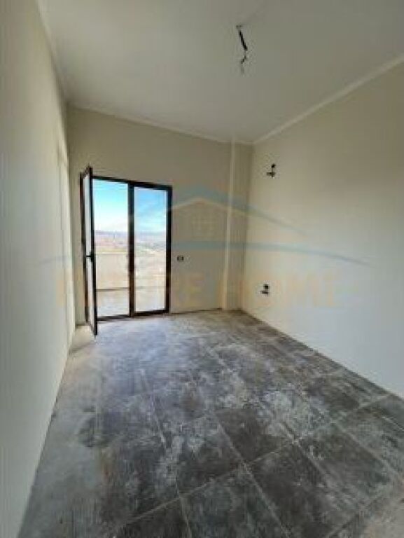 Shitet, Apartament 2+1+2, Fresku, Tiranë