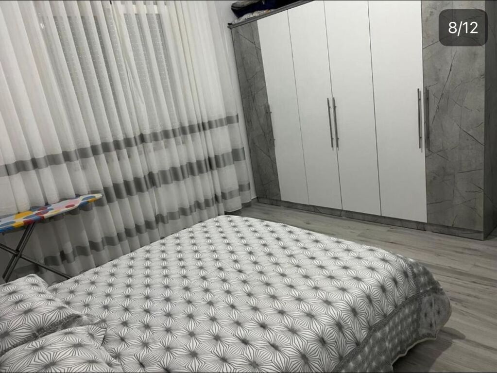 Jepet me qira kati i dytë i një shtëpie private, i ndodhur në zonën Ish-Kënetë.