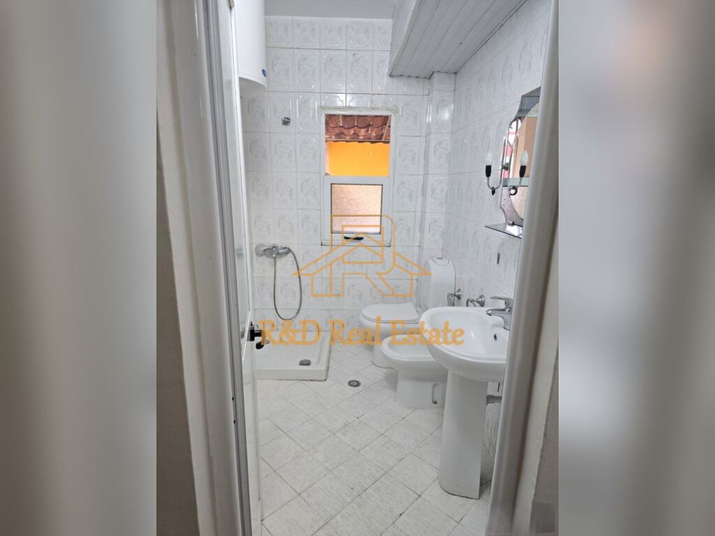 🏡 Jepet me qera apartament 1+1 – Zona e Porcelanit (pas UET)