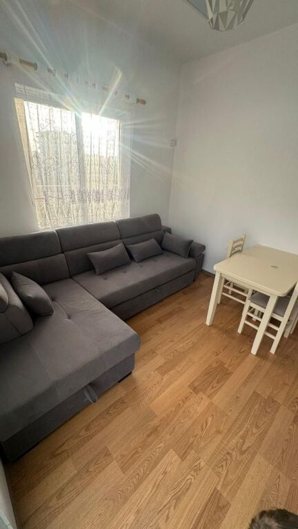 Jepet me qira shtëpi private dy-katëshe, e ndodhur rreth 500 metra vijë ajrore nga Lungomare.