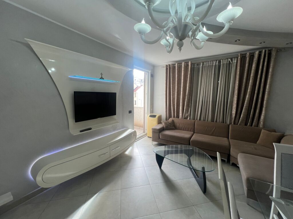 2+1 Me Qera, Astir, Vila L, Mobilim Modern