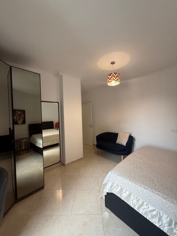 🏠JEPET ME QIRA Apartament 3+1+2+bllk 📍Selvia, prane Qendres 🏢Kati i 7, me ashensor  🛋️Hyrja eshte e mobiluar 📐Sip. 120m2 Neto 💶 Çmimi: 1500€