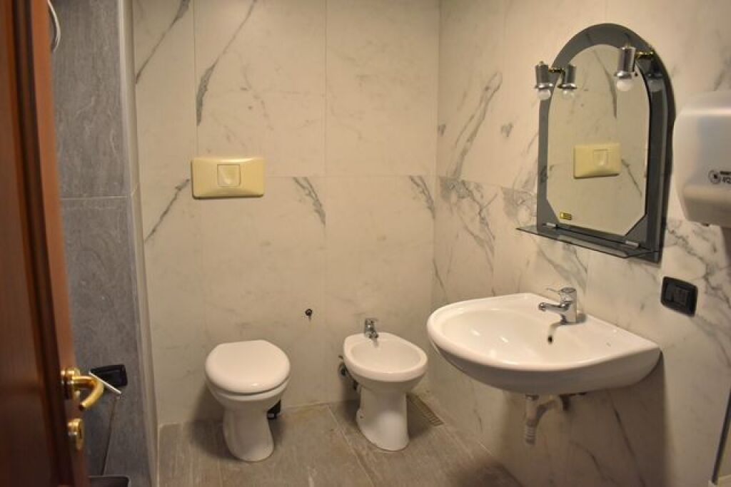 OFFICE FOR RENT 150 M2 CENTER 2000 EURO