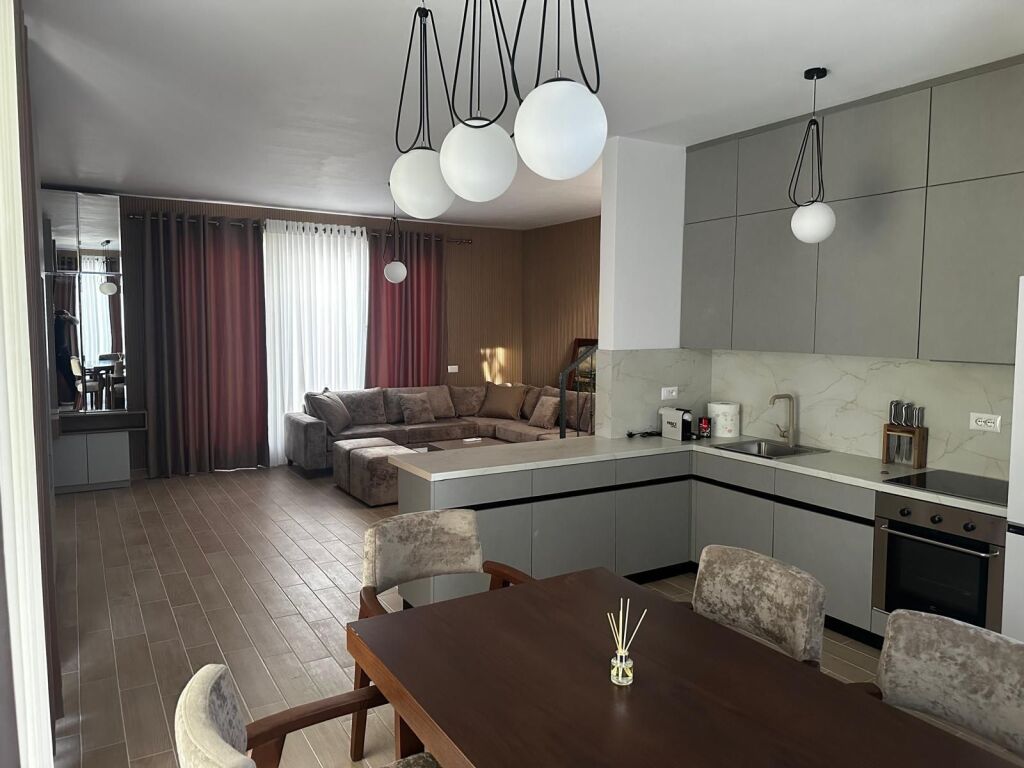 Vilë për Shitje Pranë Gjirit të Lalëzit