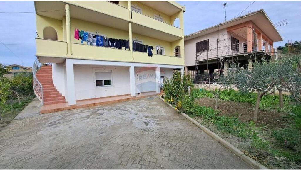 🏡 Vilë 3-Katëshe për Shitje – Lagjja “Kushtrimi”, Vlorë