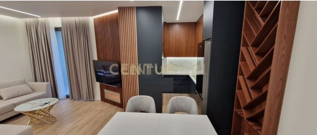 ME QIRA APARTAMENT PREMIUM 2+1+2+POST PARKIMI TE BULEVARDI I RI