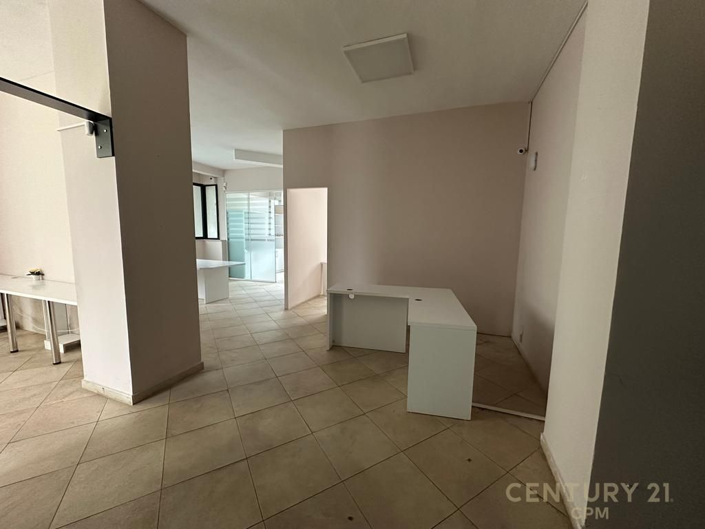 Jepet Zyrë Me Qira në 21 Dhjetori. 1,000 € /Muaj