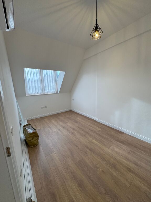 Jepet me qira super duplex 3+1+2 + 2 poste parkimi 📍 Kompleksi FZ – Liqeni i Thatë  Apartament super duplex i pozicionuar në katin e 5-të dhe 6-të, në pallat të ri me ashensor. 📐 Ambient shumë i mirëorganizuar, modern dhe funksional.  🔹 Tipologjia: 3 dhoma gjumi + sallon + kuzhinë + 2 tualete 🔹 Poste parkimi: 2 🔹 Gjendja: I sapoarredurar, i pabanuar më parë 🔹 Pallat i ri, ndërtim cilësor 🔹 Zona: Rezidenciale, e qetë dhe shumë e kërkuar  💶 Çmimi: 1500 € / muaj  📞 Ideal për familje ose profesionistë që kërkojnë komoditet dhe cilësi jetese.