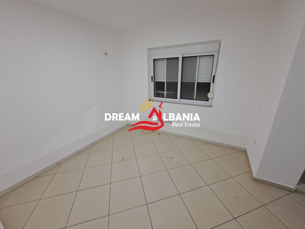 Ambient Biznesi/Zyre ne Shitje ne Zonen e Myslym Shyrit, prane Someg (ID 4161111)