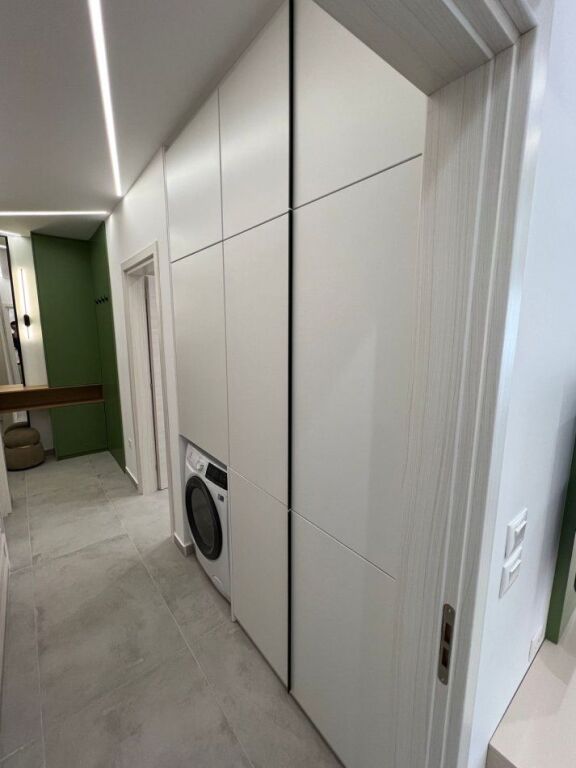 🏢Ne zonen e Laprakes,pak minuta larg Zojes se Keshillit te Mire jepet me qera apartament 2+1+post parkimi,i mobiluar 80,000Leke