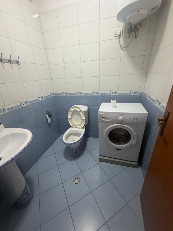 2+1,arredato vicino allo zoo,giardino vicino al bar la fontana,prezzo 600 mila leke