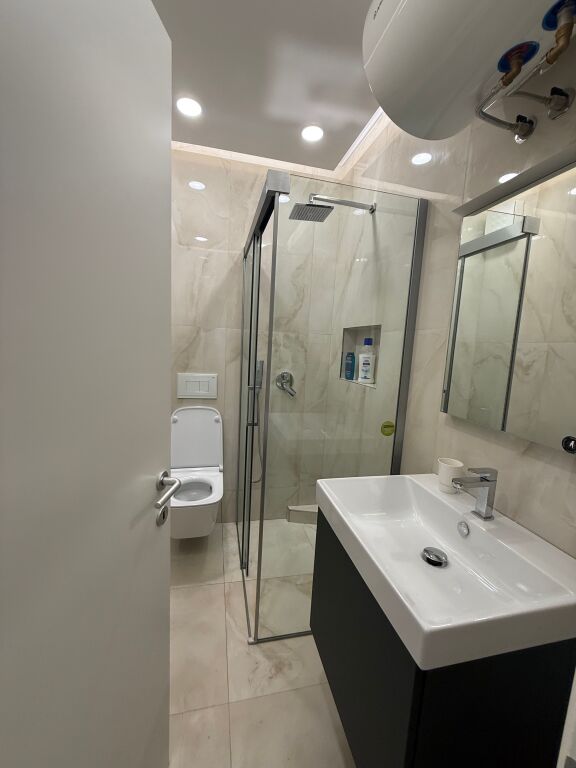 🏠JEPET ME QIRA Apartament 3+1+2+bllk 📍Selvia, prane Qendres 🏢Kati i 7, me ashensor  🛋️Hyrja eshte e mobiluar 📐Sip. 120m2 Neto 💶 Çmimi: 1500€