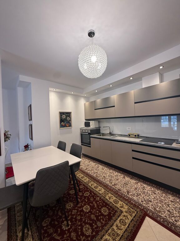 🏠JEPET ME QIRA Apartament 3+1+2+bllk 📍Selvia, prane Qendres 🏢Kati i 7, me ashensor  🛋️Hyrja eshte e mobiluar 📐Sip. 120m2 Neto 💶 Çmimi: 1500€