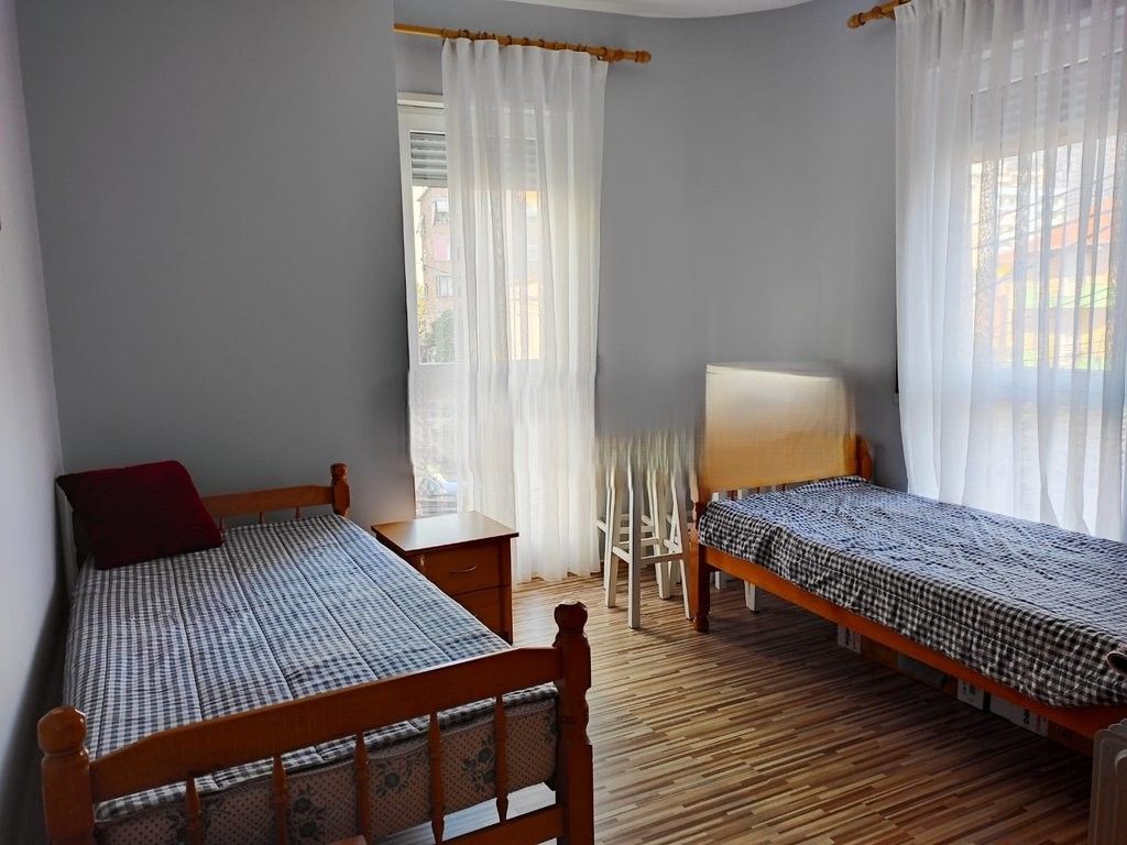 APPARTAMENTO PIÙ GARAGE IN AFFITTO VICINO A MYSLYM SHYRI! 750 € /Mese