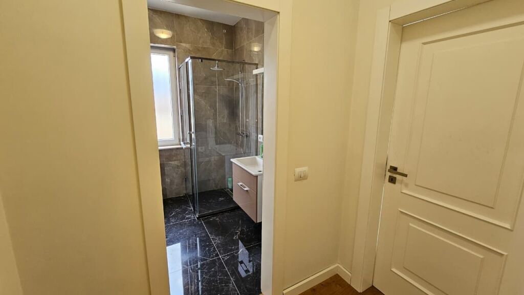 Apartament 2+1+2+Verande per Shitje, Kinostudio, perballe Ministrise se Kultures!