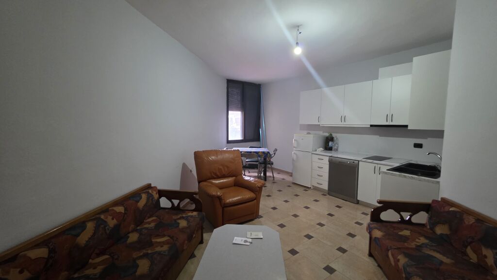Jepet me qera apartament 2+1+2 tualete te Mbikalimi i Komunes