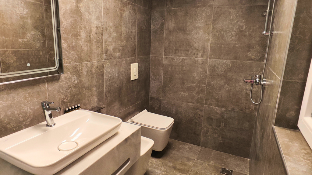 Tek Liqeni Farkes Shitet Vile Me Çmim OKAZION, Vetem 1580 Euro/m²