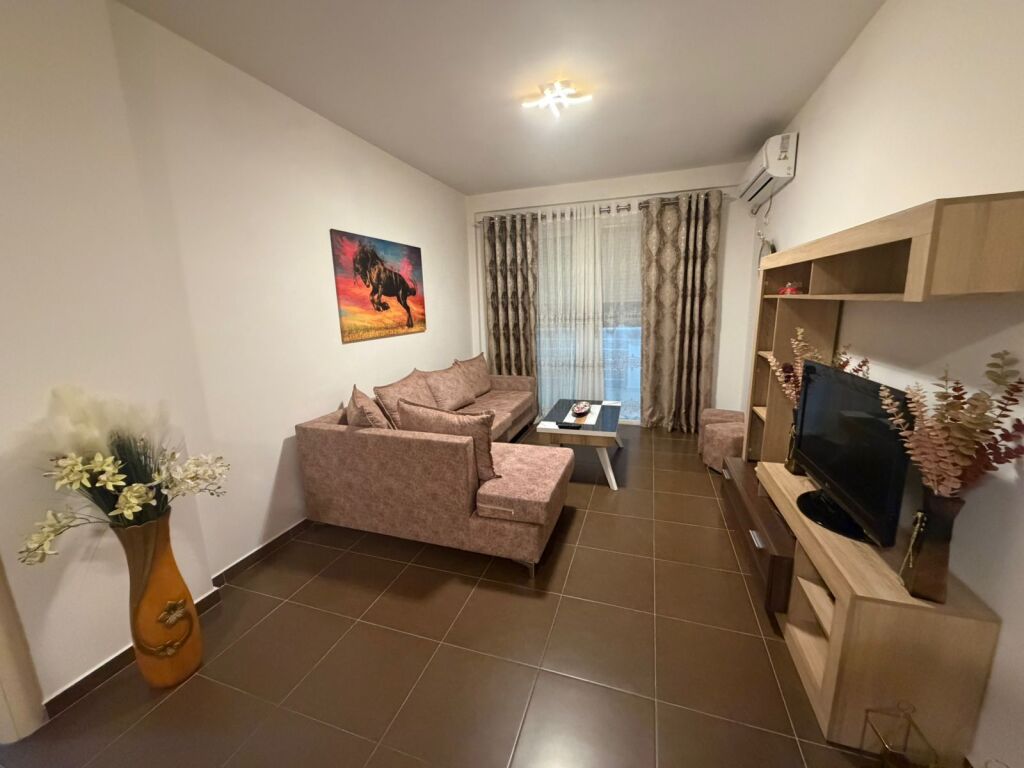 For rent 2+2+parking furnished dry lake 649 eu