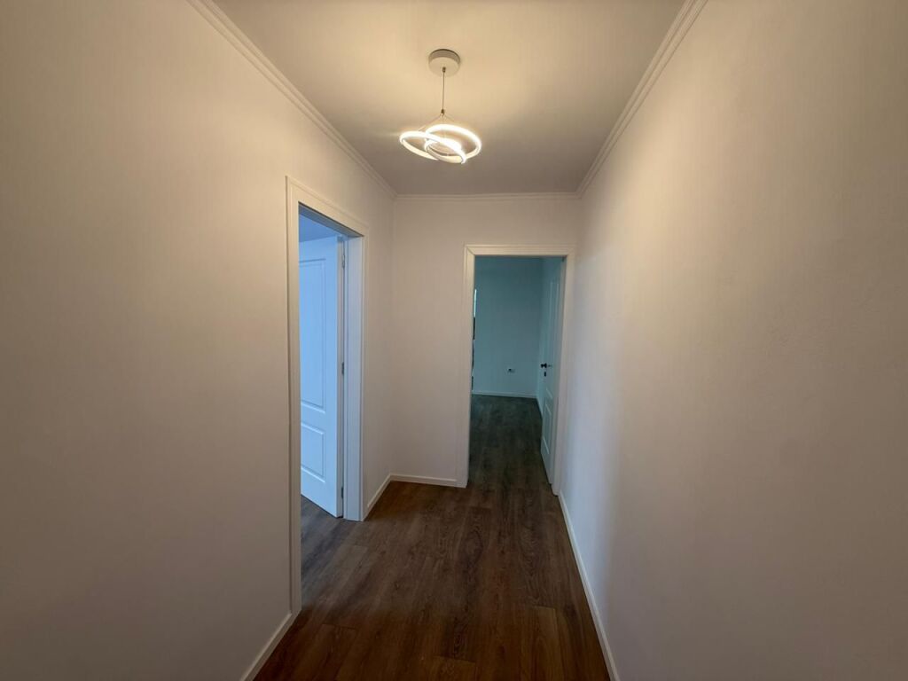 Appartamento 1+1 in Vendita – Via Ali Demi  📍 Posizione: Via Ali Demi, accanto alla scuola “1 Maggio” 🏢 Piano: 1 (edificio esistente) 📐 Superficie: 57 m² netti 🔧 Condizione: Completamente ristrutturato – pronto per abitare 💰 Prezzo: 137.000 €