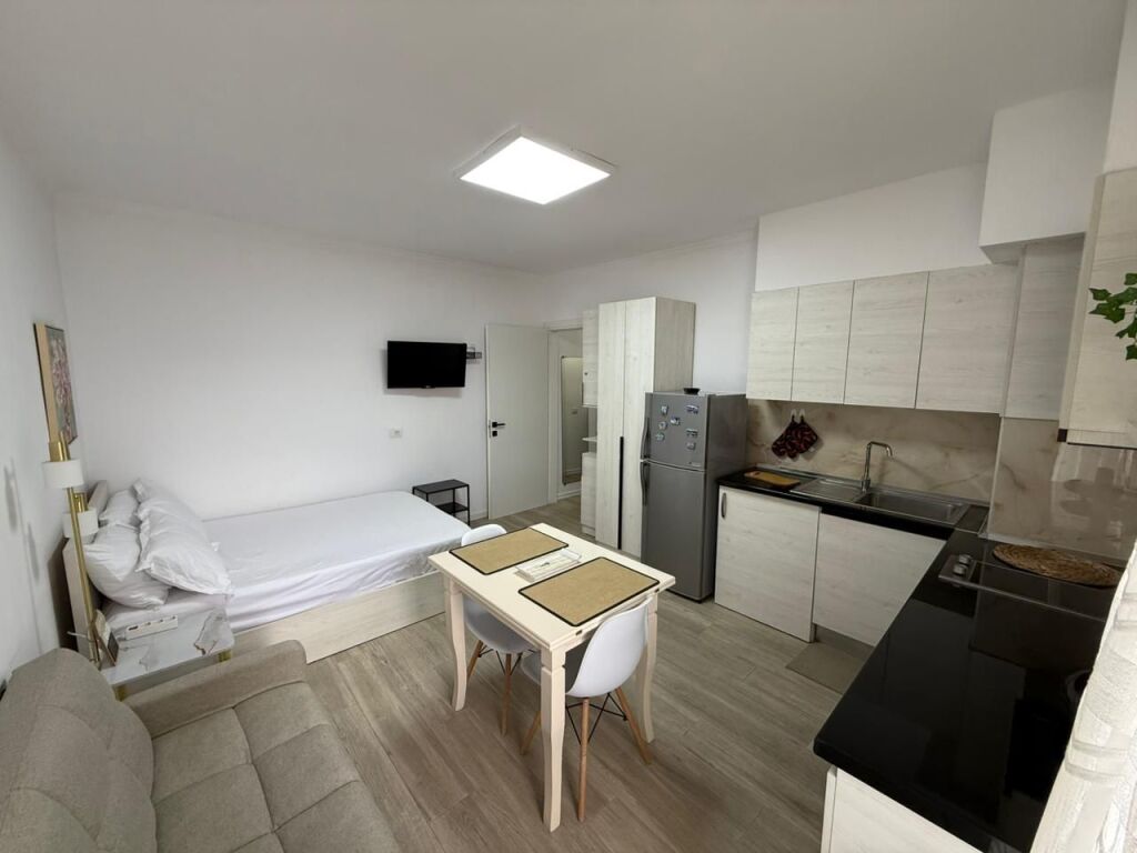 📣 QERA GARSONIERE 📍Prane QENDRES  🛣️ Rruga e "Bogdaneve" ✨ 💶 Cmimi 500 Euro