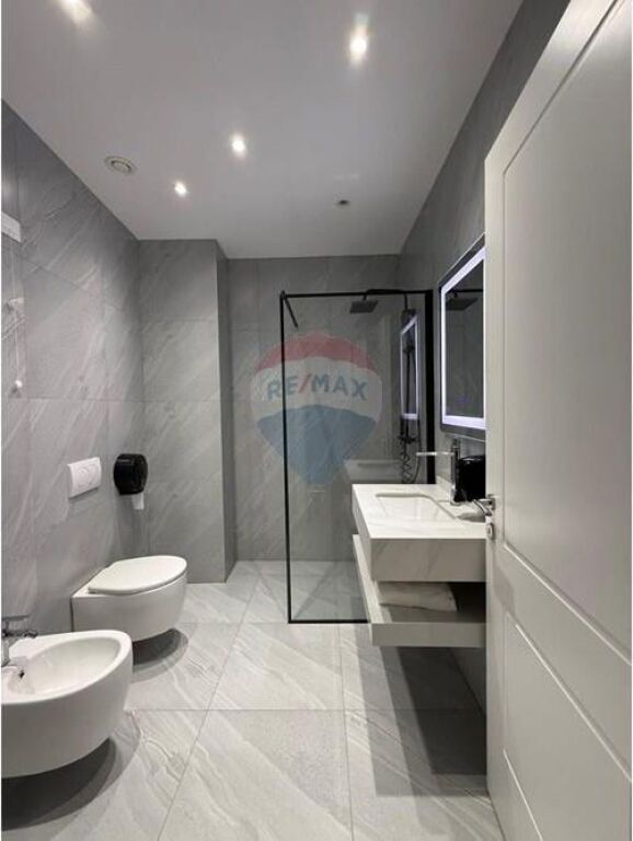 Apartament 2+1+2 per shitje Lake View