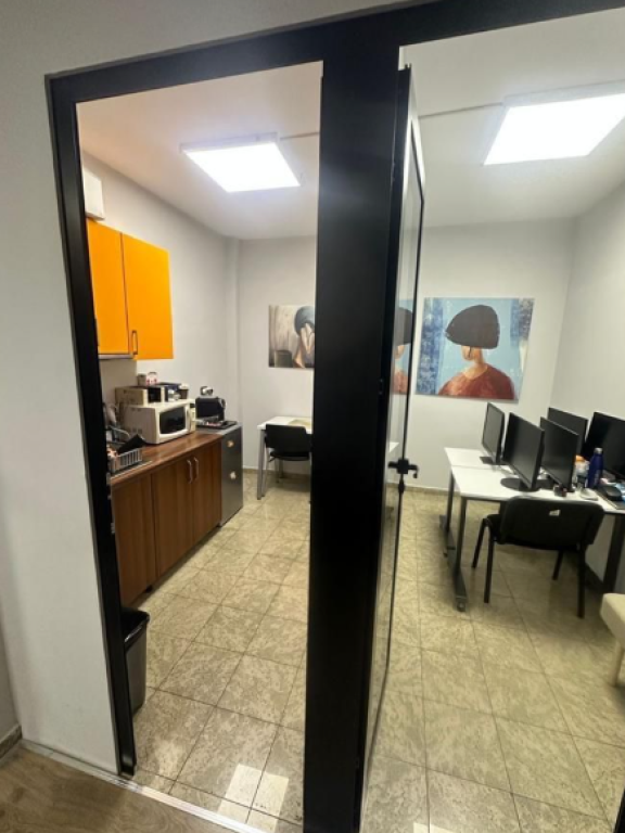 🏢 Zyrë me Qira – Bllok  • 📍 pranë Sky Tower.