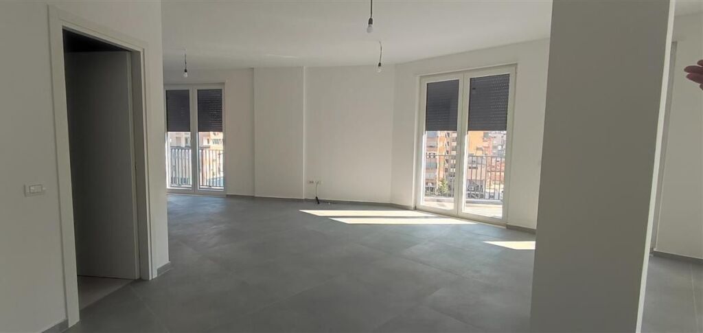 🏢Rruga e Dibres,prane Starlight Hotel,jepet me qera ambient biznesi,me sip.220m2,Bosh 2,500Euro (Neto)