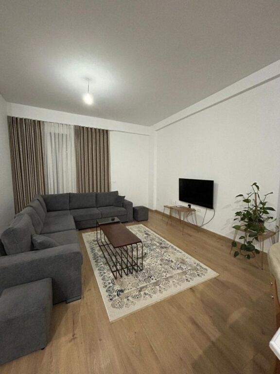 Jepet me qera apartament 1+1 shpi private 500 € (Kodra e Derhemit , perballe me restorant Nari)

