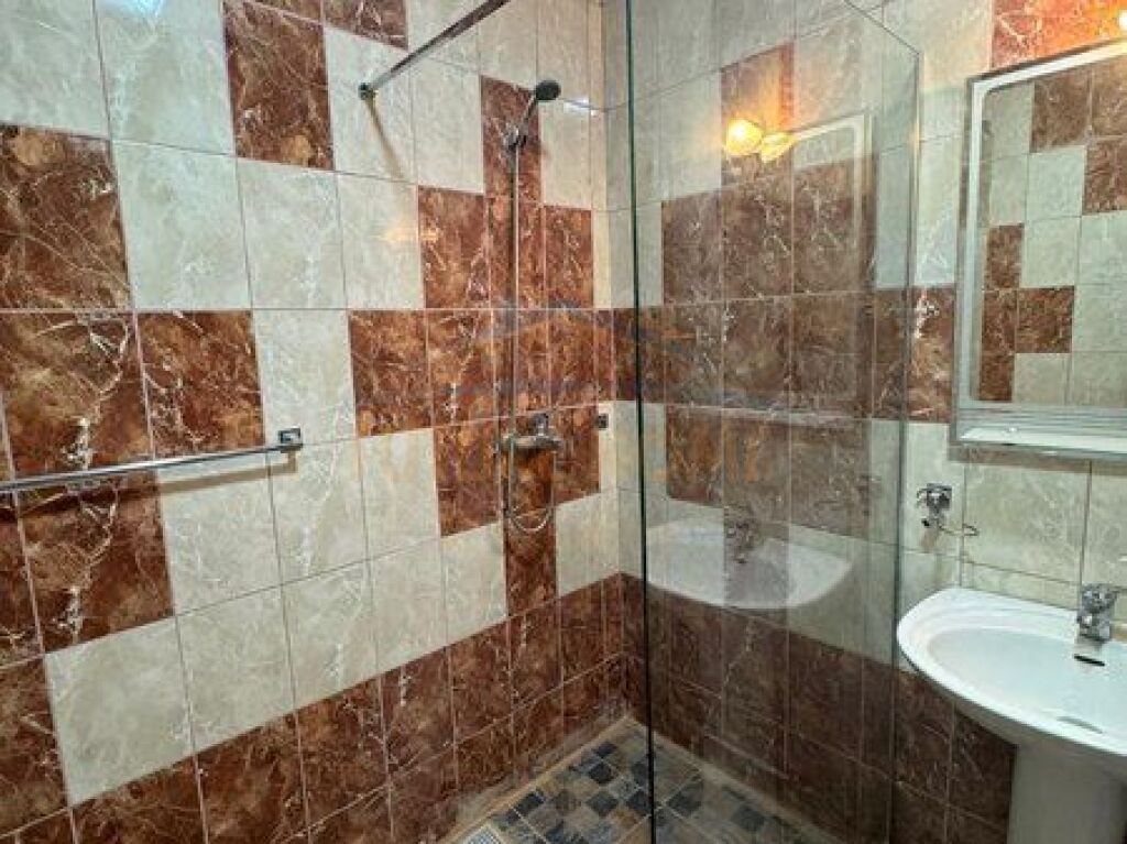 Qera, Apartament 2+1 tek Thesari, Fresk